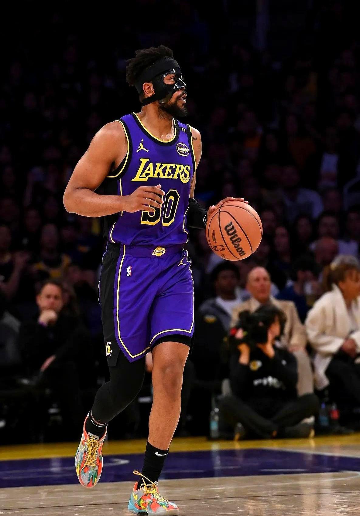 关于湖人后卫因伤缺阵,球队战力下降的信息 关于湖人后卫因伤缺阵,球队战力下降的信息