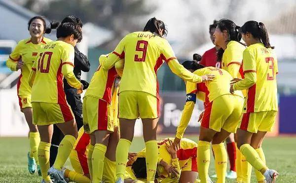 九游体育在线登录-国内女足比赛带来激动人心的一幕，球迷热情高涨