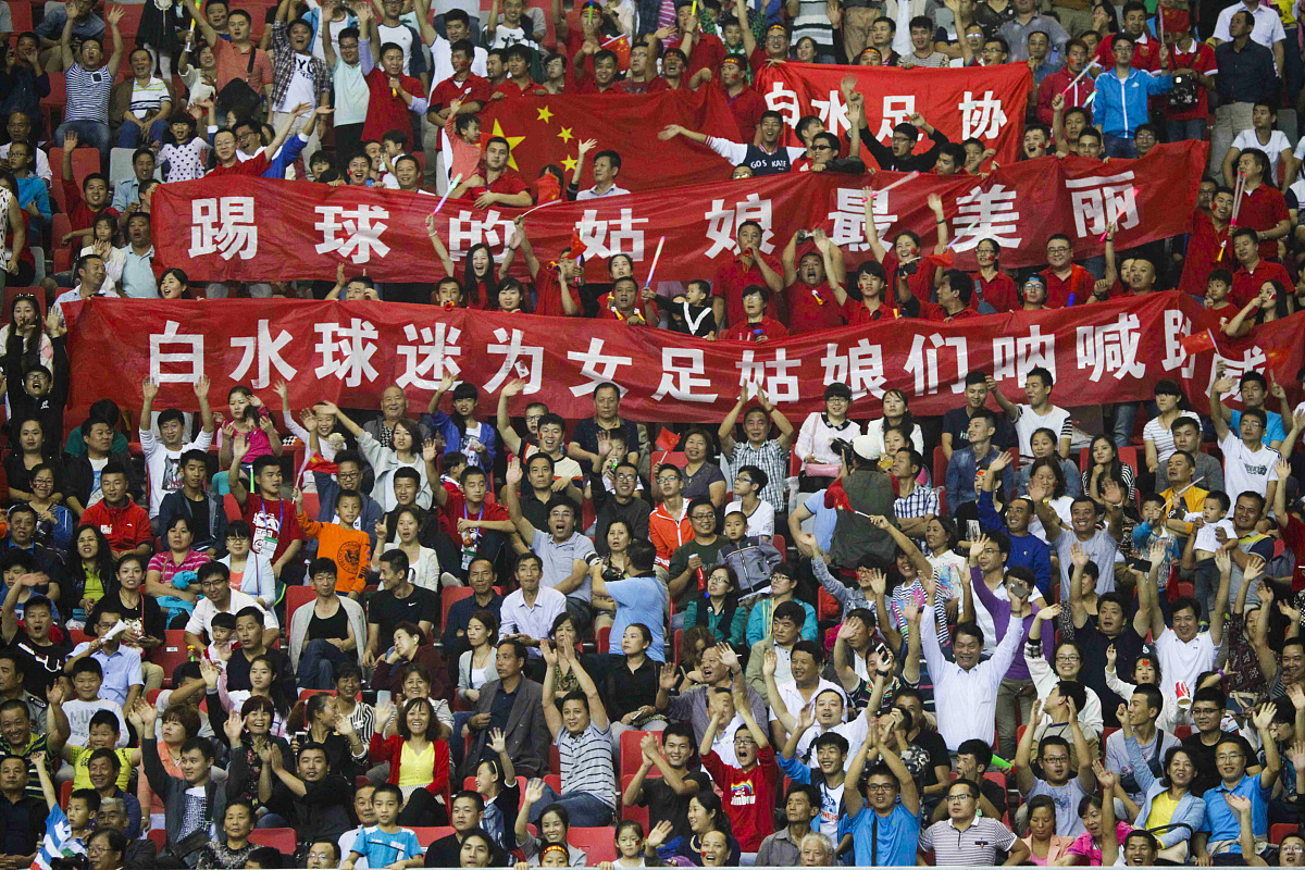 国内女足比赛带来激动人心的一幕,球迷热情高涨 国内女足比赛带来激动人心的一幕,球迷热情高涨