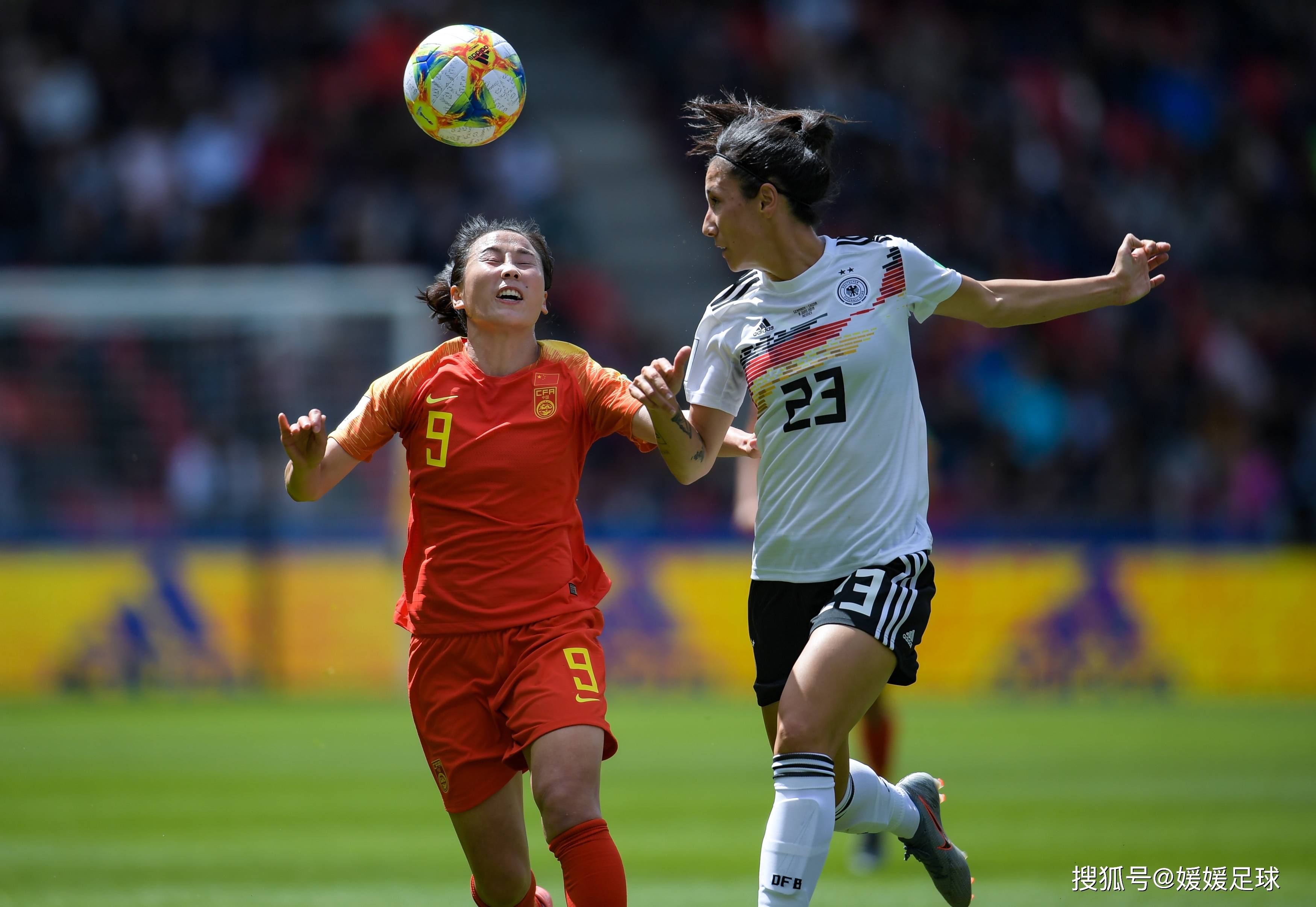 德国女足队员在国际比赛中力压对手 德国女足队员在国际比赛中力压对手