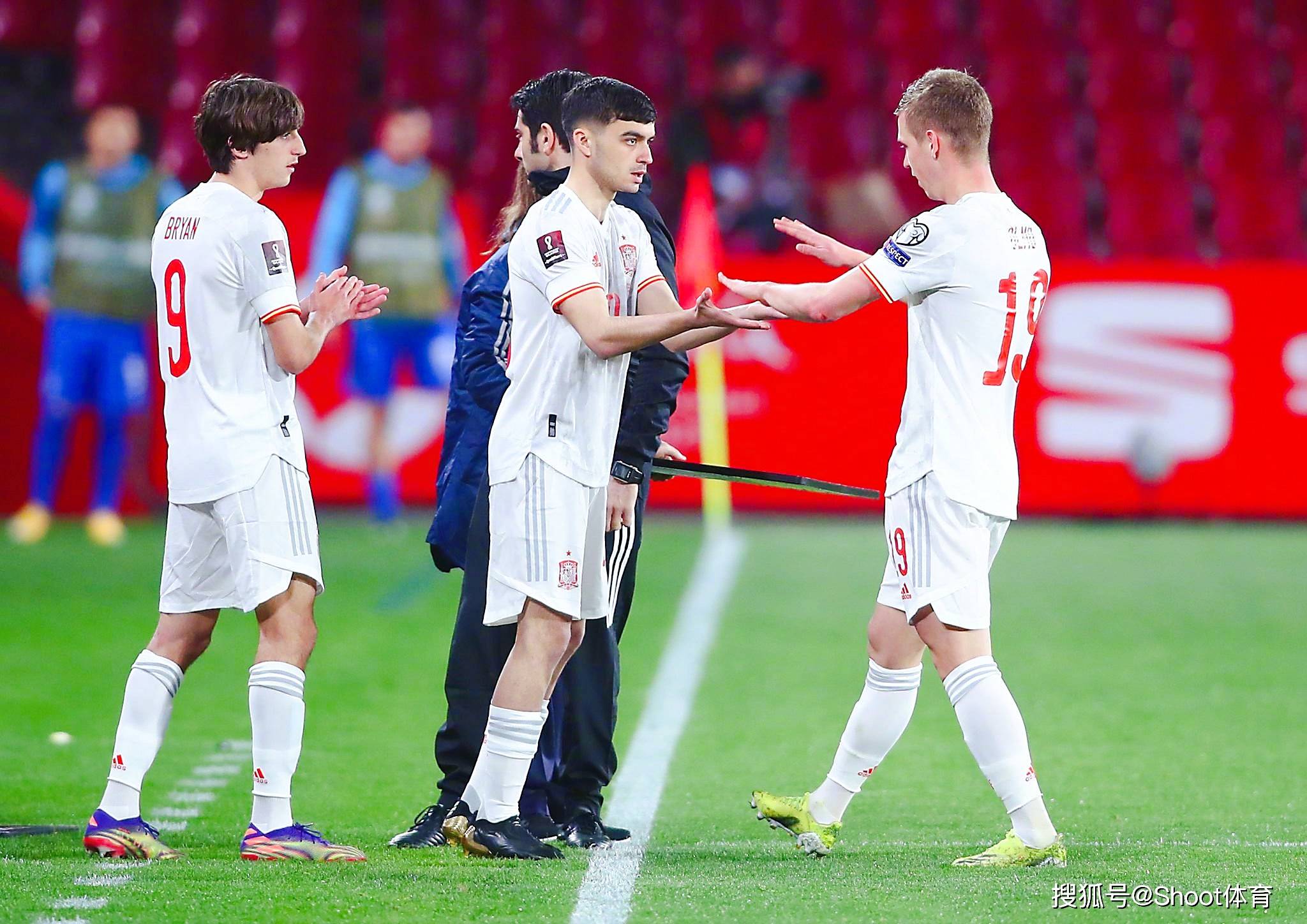 国家队锋线压制对手,轻松晋级 国家队锋线压制对手,轻松晋级