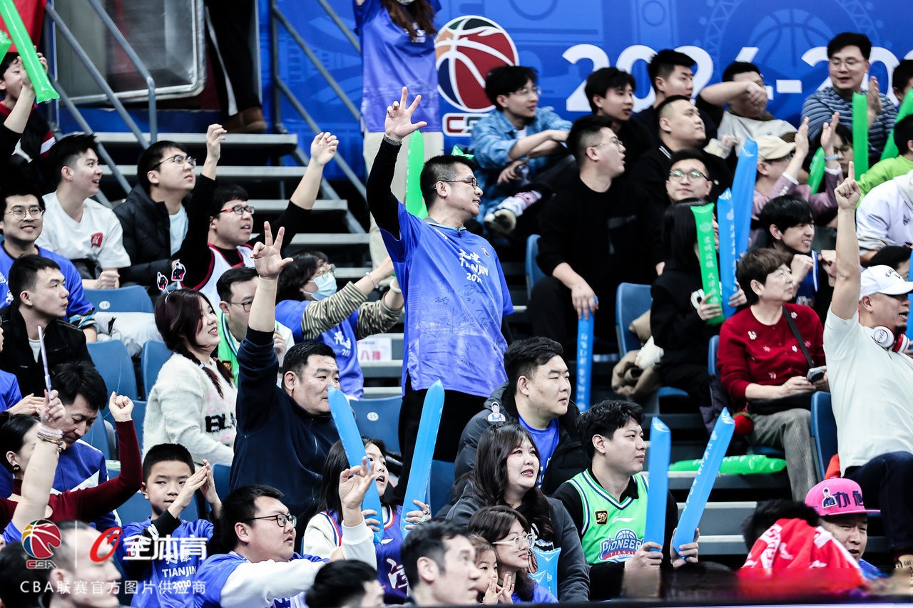 比勒费尔德主帅感谢球迷支持 比勒费尔德主帅感谢球迷支持