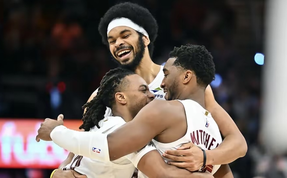 NBA比赛中球员之间的暖心互动 NBA比赛中球员之间的暖心互动