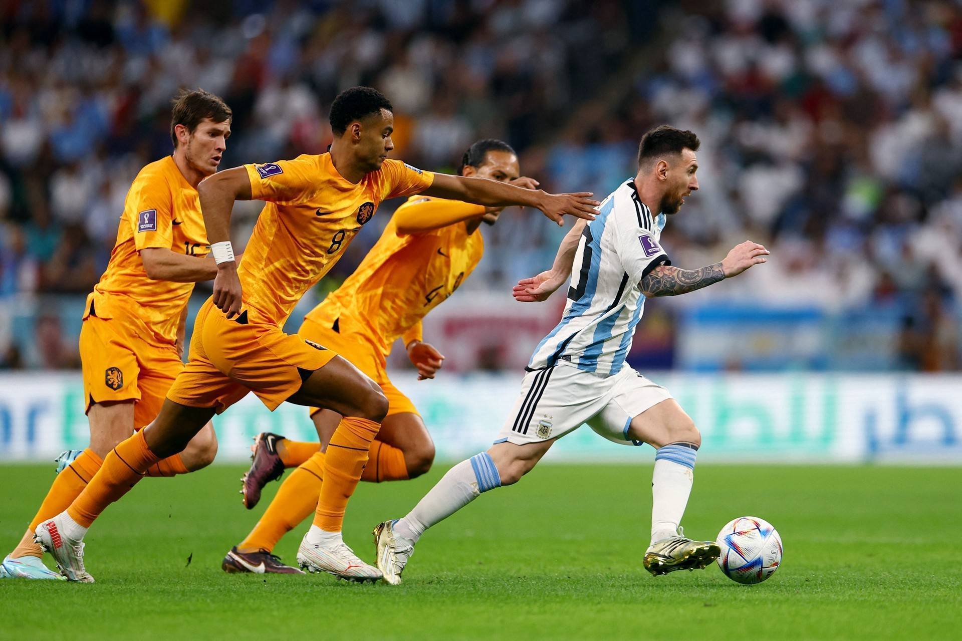 进入足球赛场的精彩瞬间,引人入胜 进入足球赛场的精彩瞬间,引人入胜