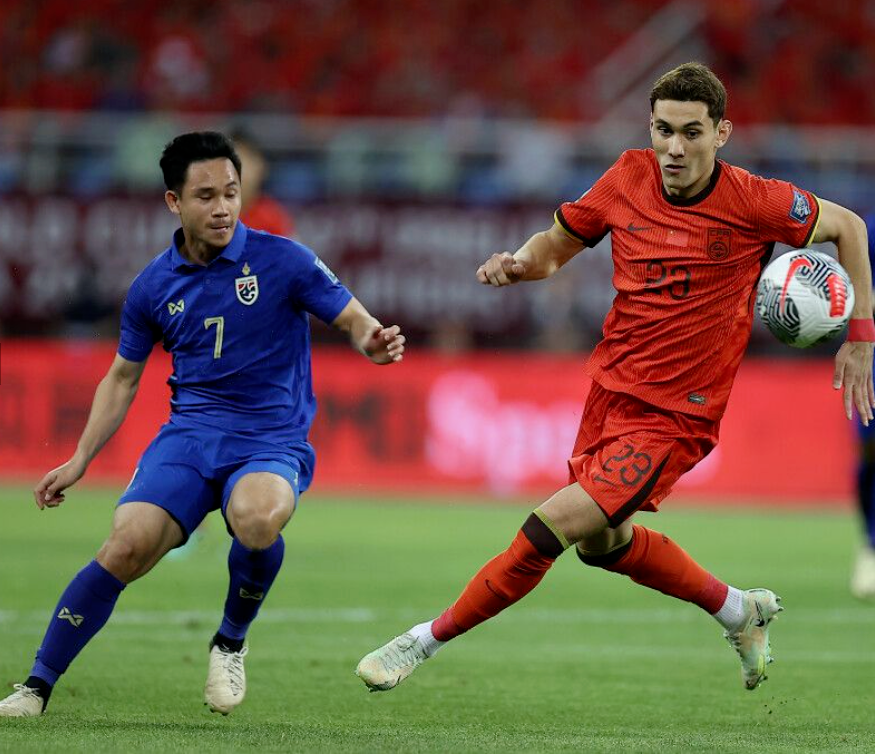 九游体育-国际足坛豪门再度交手，赛场上的搏击