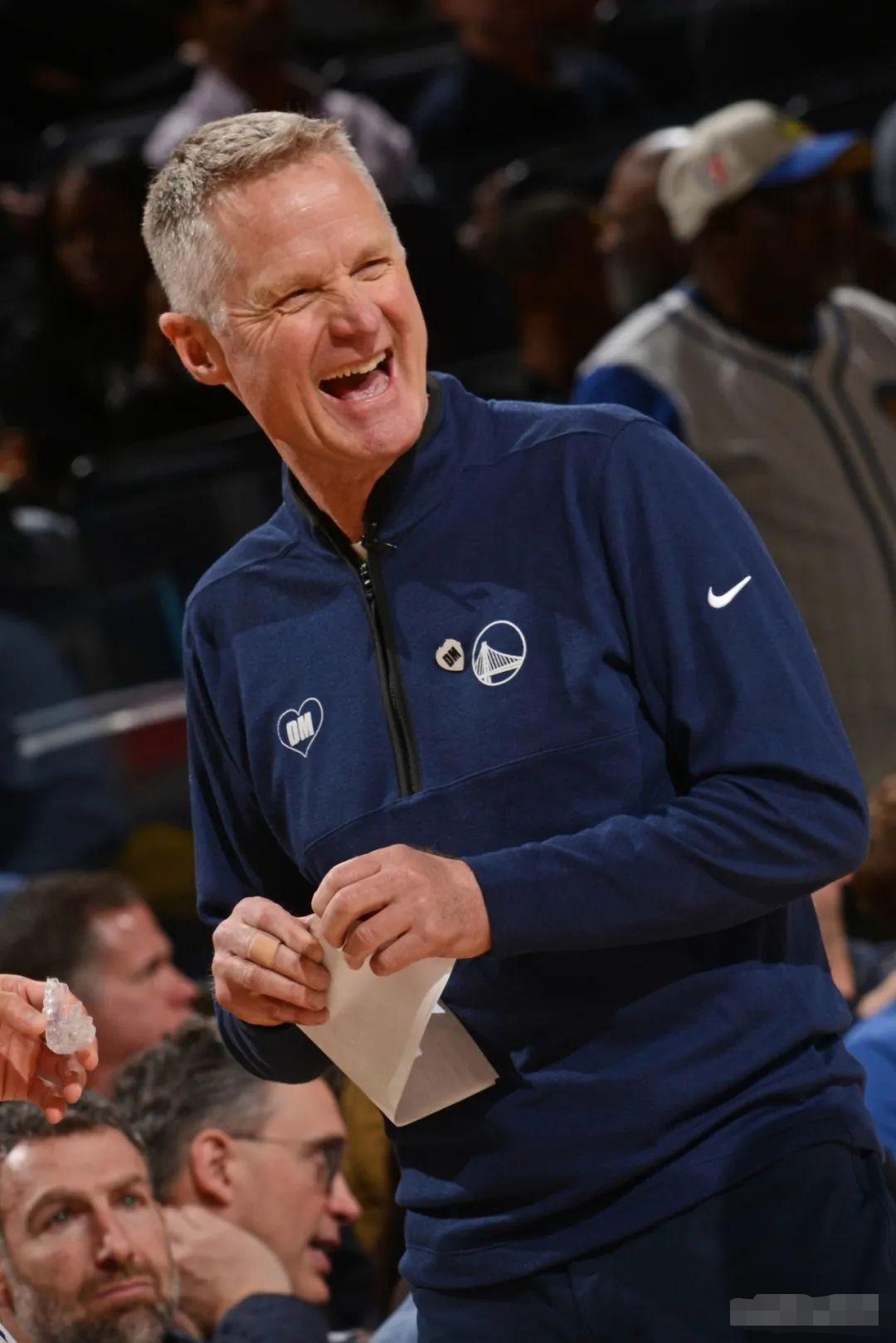 勇士队主帅宣布伤愈归队,球队士气高涨 勇士队主帅宣布伤愈归队,球队士气高涨