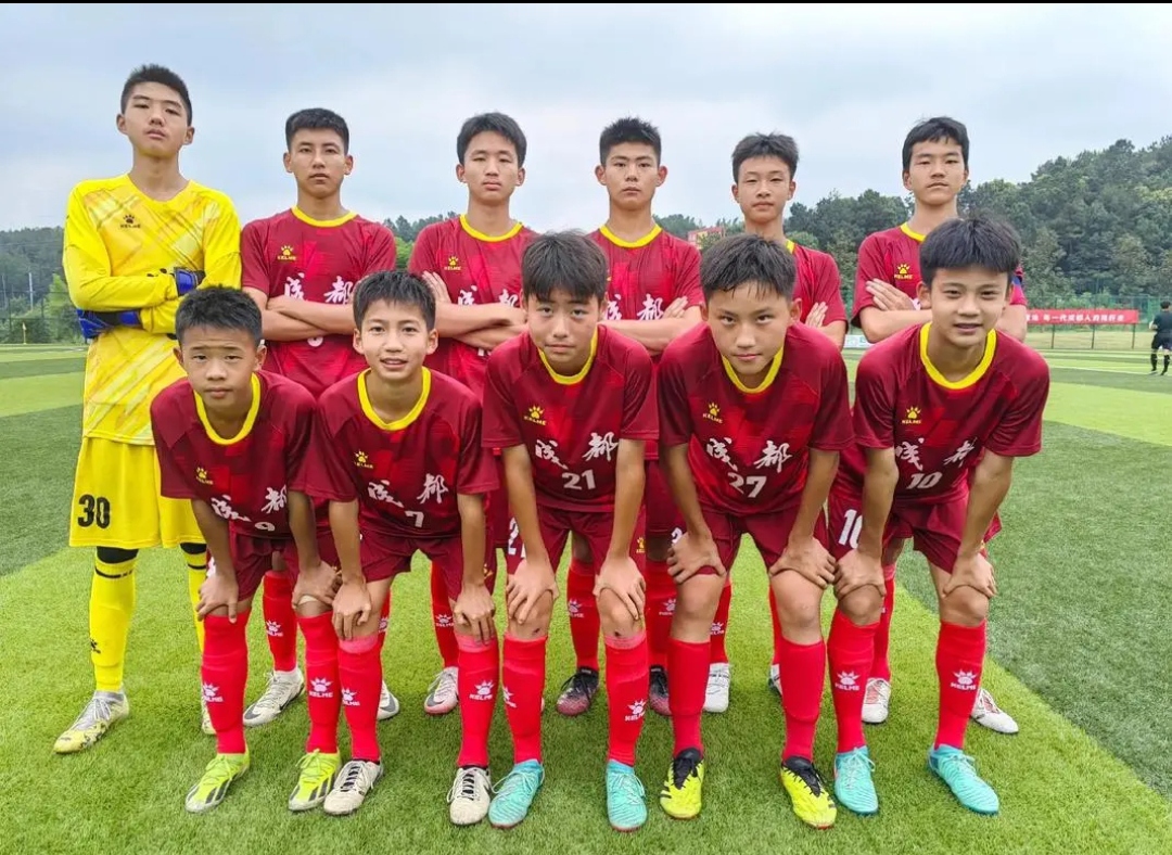 九游体育官网入口-足球锦标争夺赛中，女球员实力惊艳