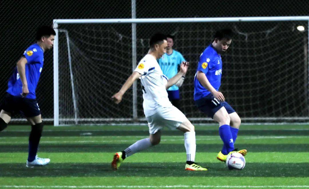 包含足球场上队员奋勇战斗,呈现精彩比赛画面的词条 包含足球场上队员奋勇战斗,呈现精彩比赛画面的词条