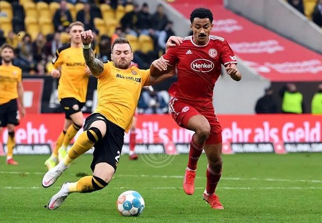 包含格拉纳达门将出色扑救，帮助球队保持不败的词条