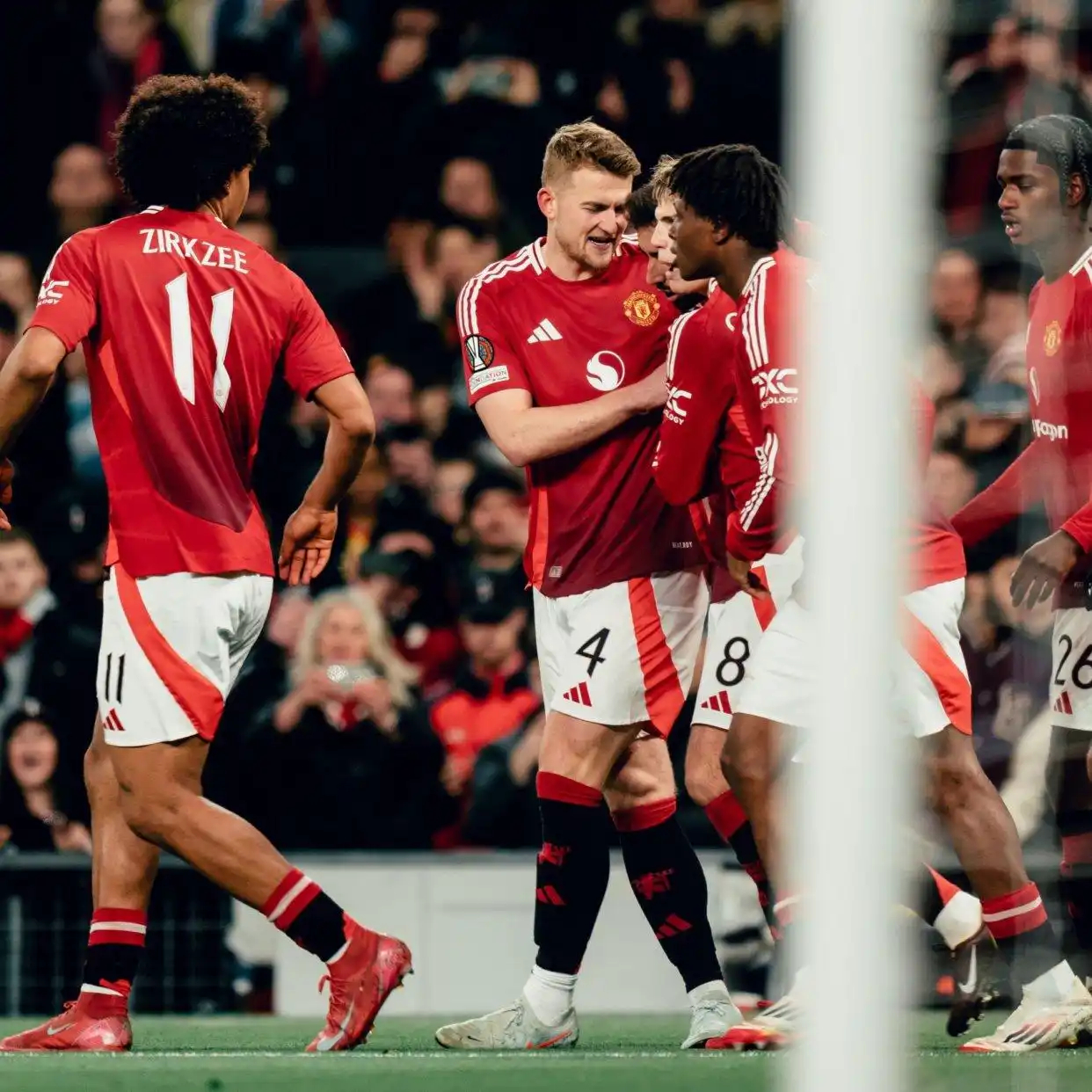 包含格拉纳达门将出色扑救，帮助球队保持不败的词条