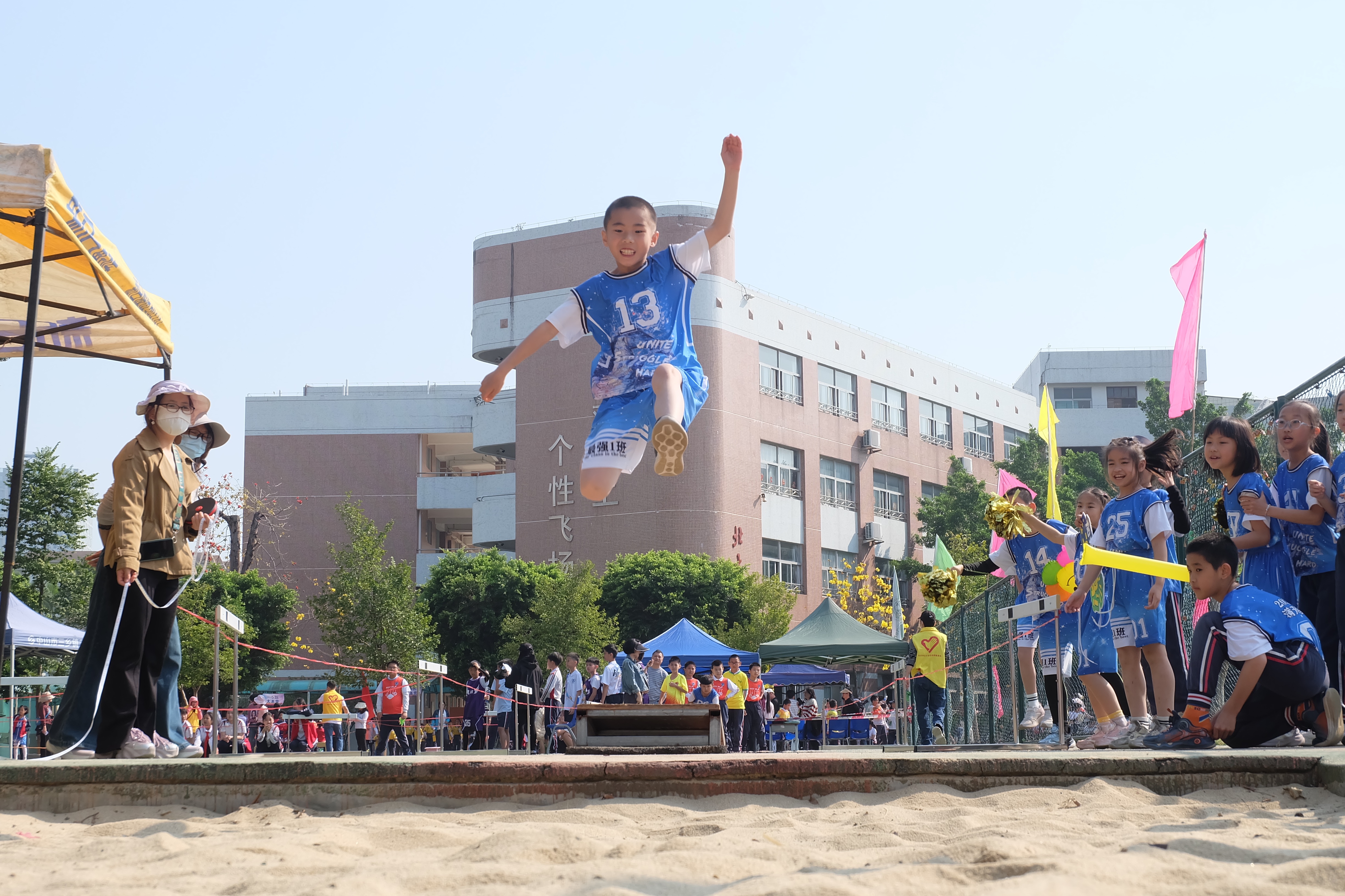 队员们挥洒汗水,为球队荣誉而战 队员们挥洒汗水,为球队荣誉而战