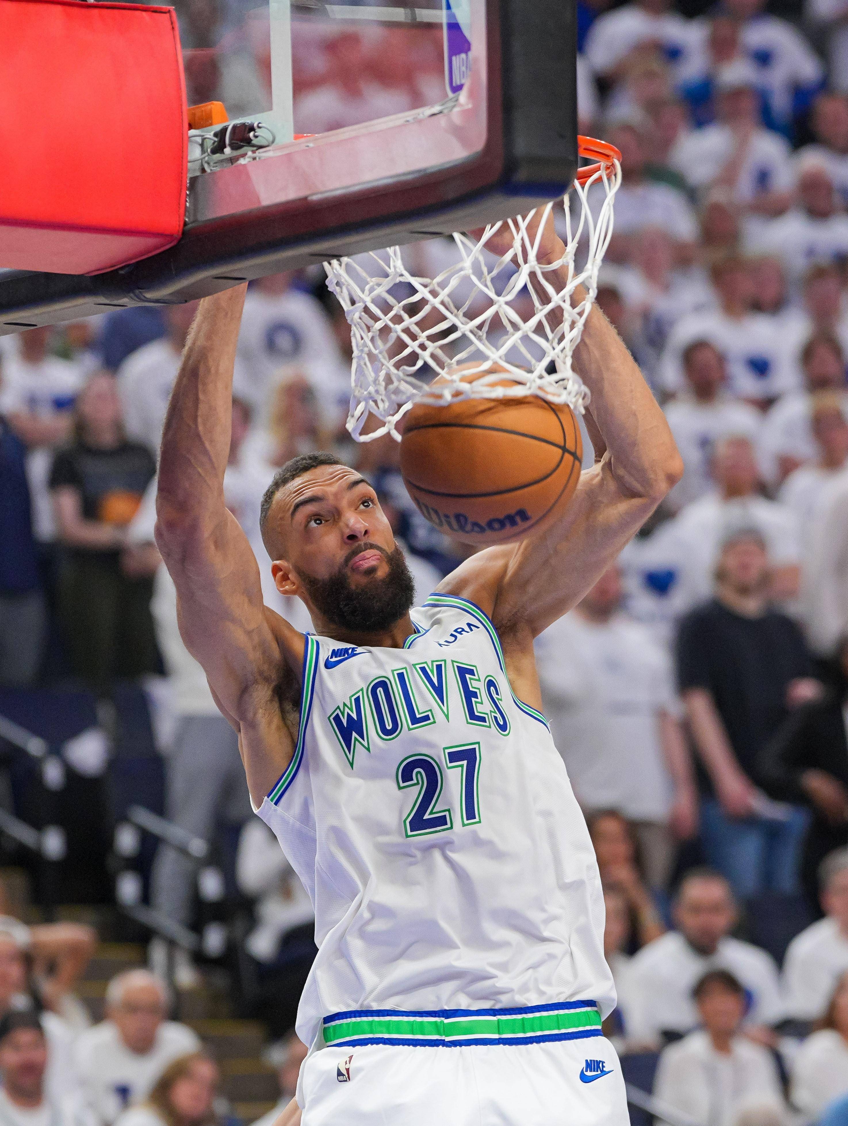 九游体育app-雄鹿击败火箭继续扩大分差