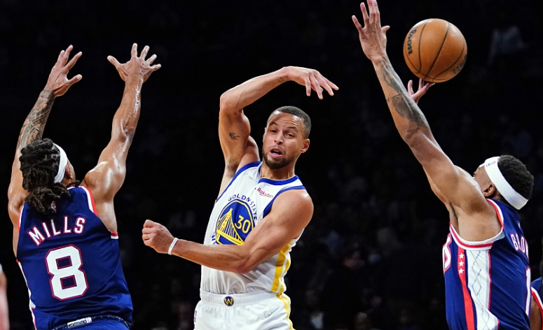 勇士全队掀翻篮网,库里大秀三分球功夫 勇士全队掀翻篮网,库里大秀三分球功夫