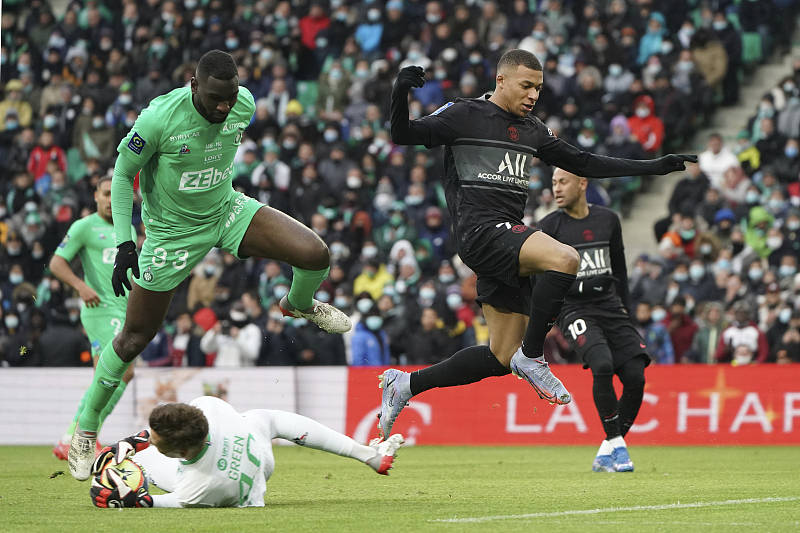 包含圣埃蒂安客场大胜，重回胜利赛道的词条