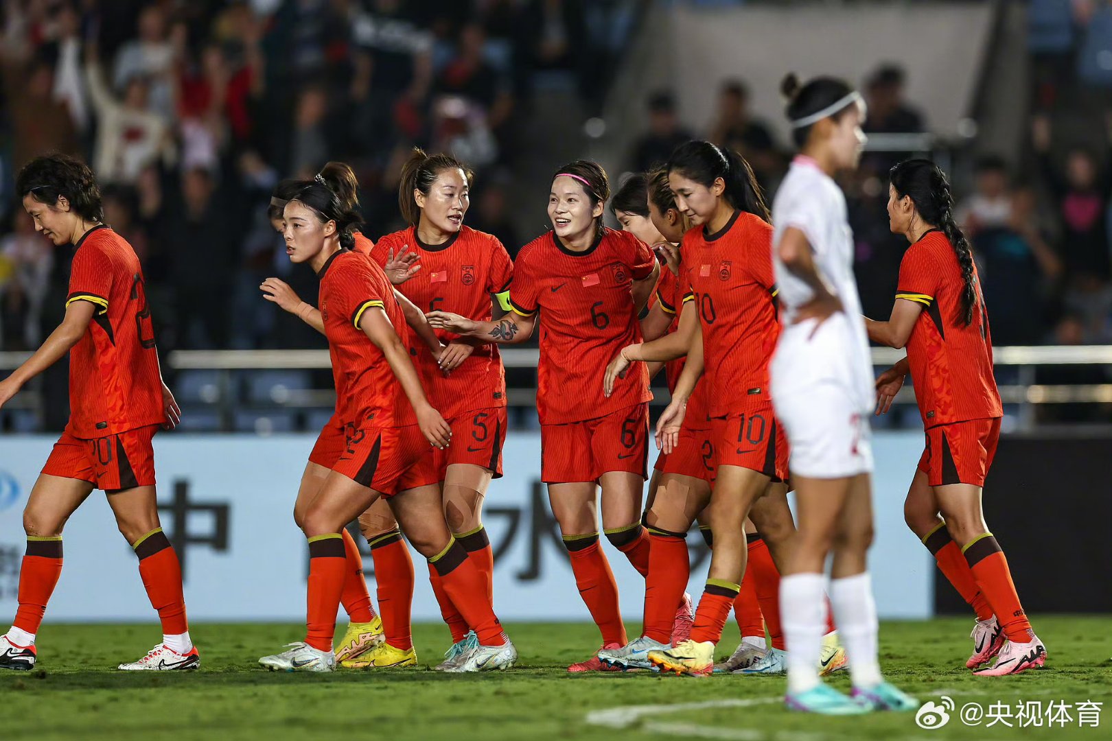 女足团队合作精神突出，团结拼搏的简单介绍