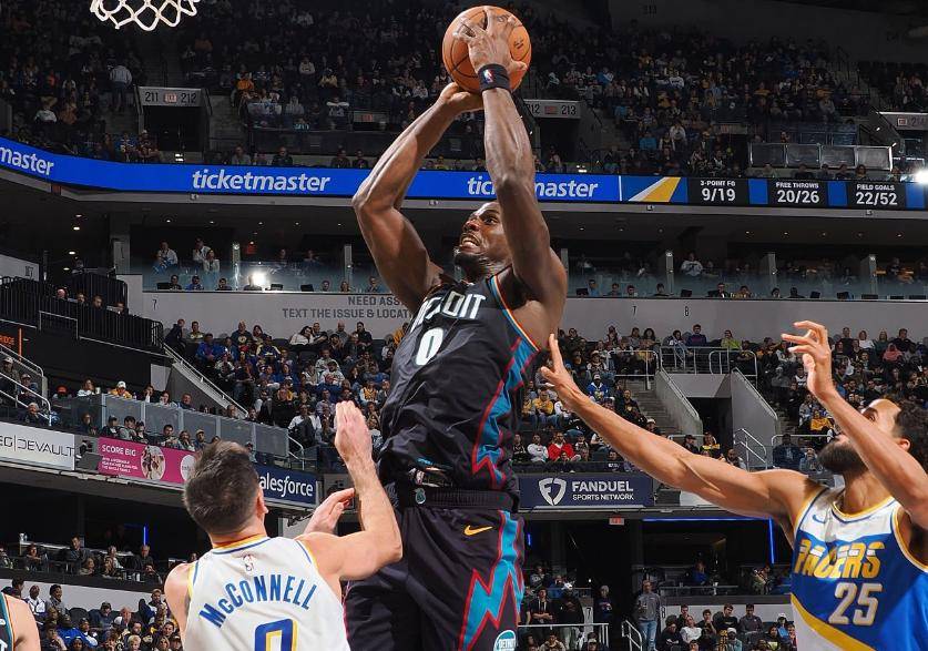 关于开拓者队大胜，活塞队表现低迷的信息