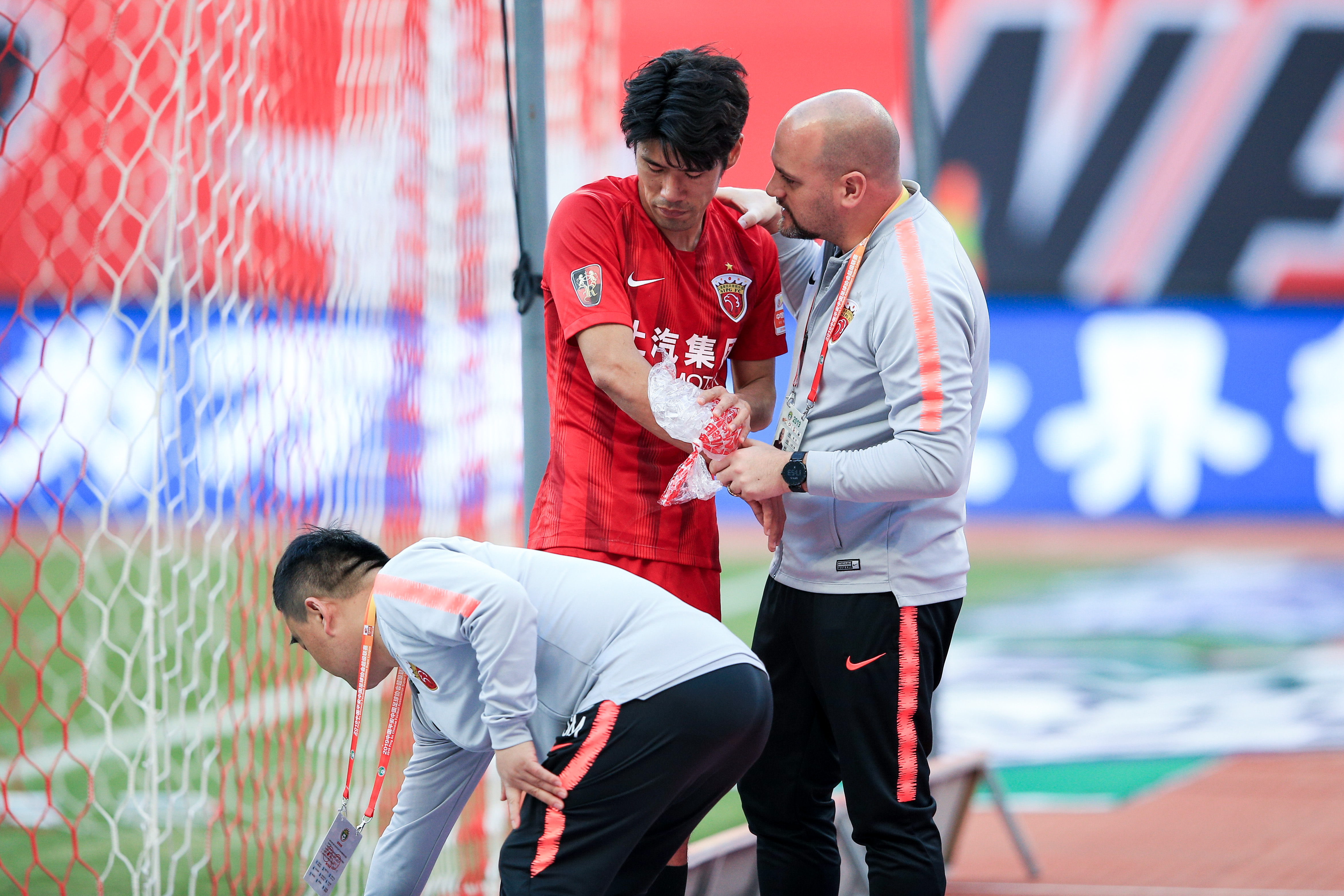 -上海上港迎战广州富力，备战备受瞩目的简单介绍